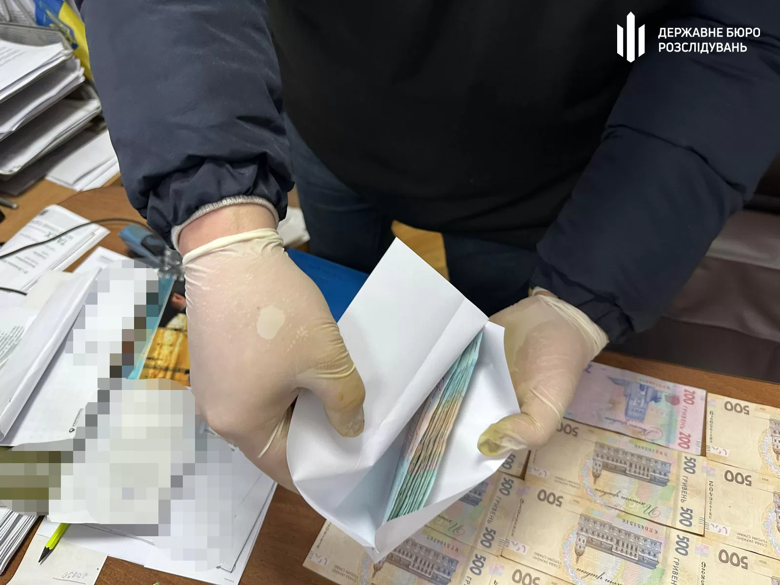 Топчиновники Держпраці вимагали гроші у підприємців за всі послуги, які мали надаватись безплатно