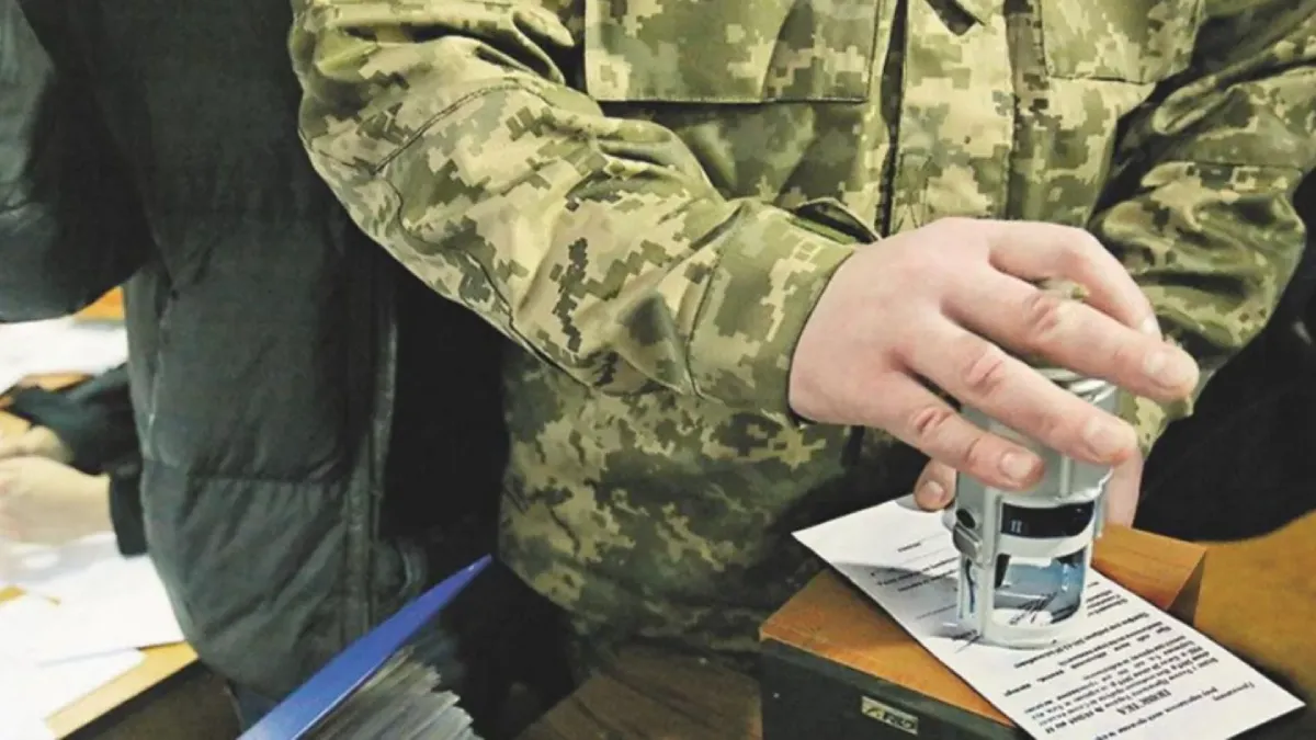 У Тернополі чоловік випав із п’ятого поверху ТЦК, намагаючись утекти через вікно