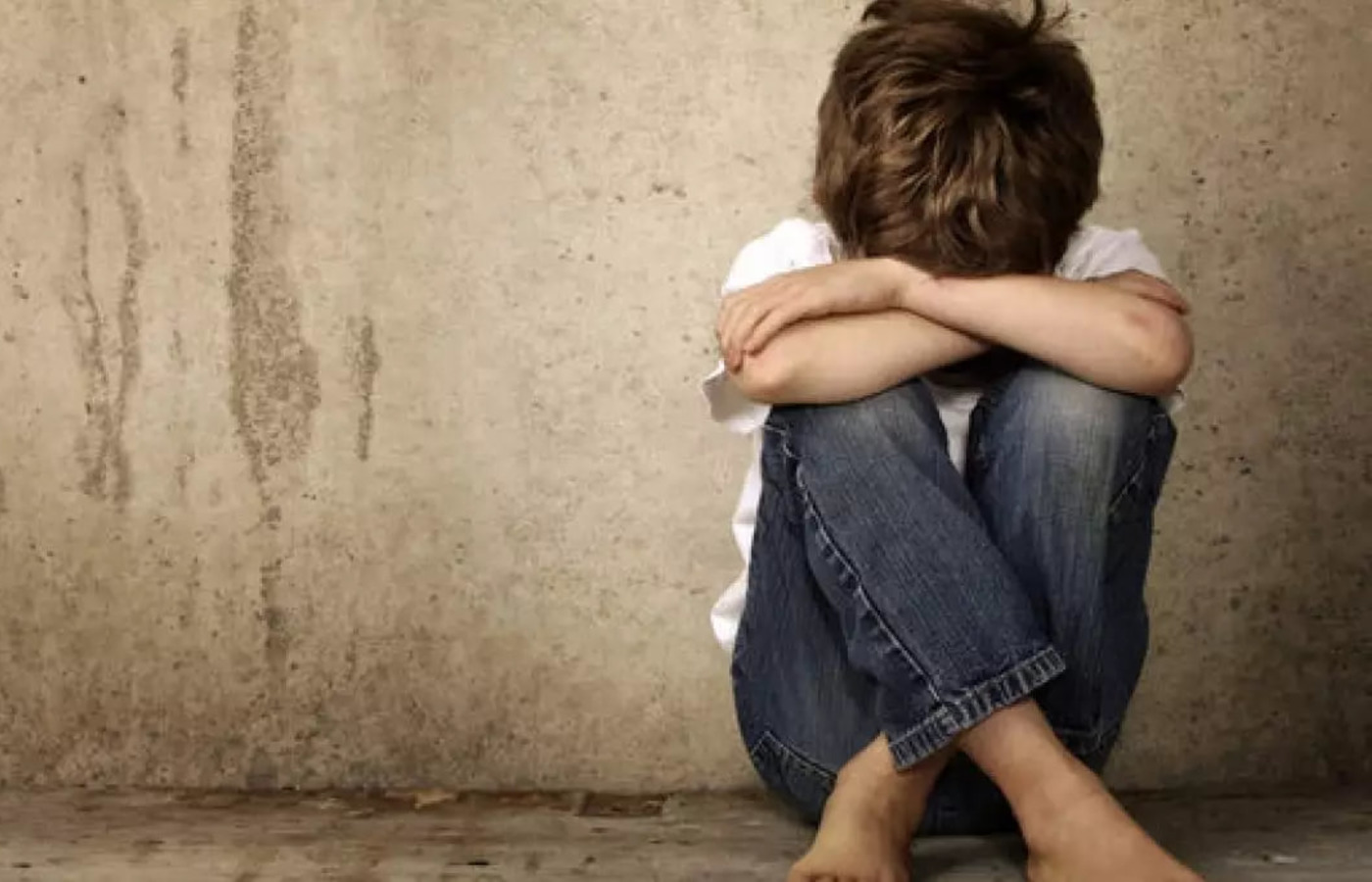 Три роки катувань у прийомній родині: на Прикарпатті начальниці служби у справах дітей оголосили підозру за службову недбалість