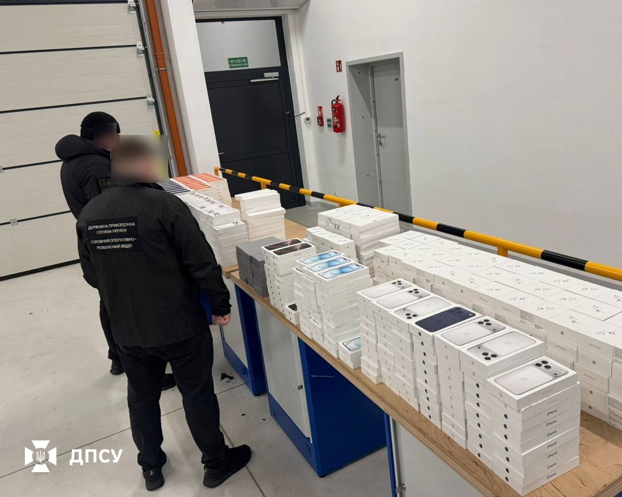 Контрабанда Apple на 35 мільйонів: на кордоні з Польщею виявили гаджети у днищі буса