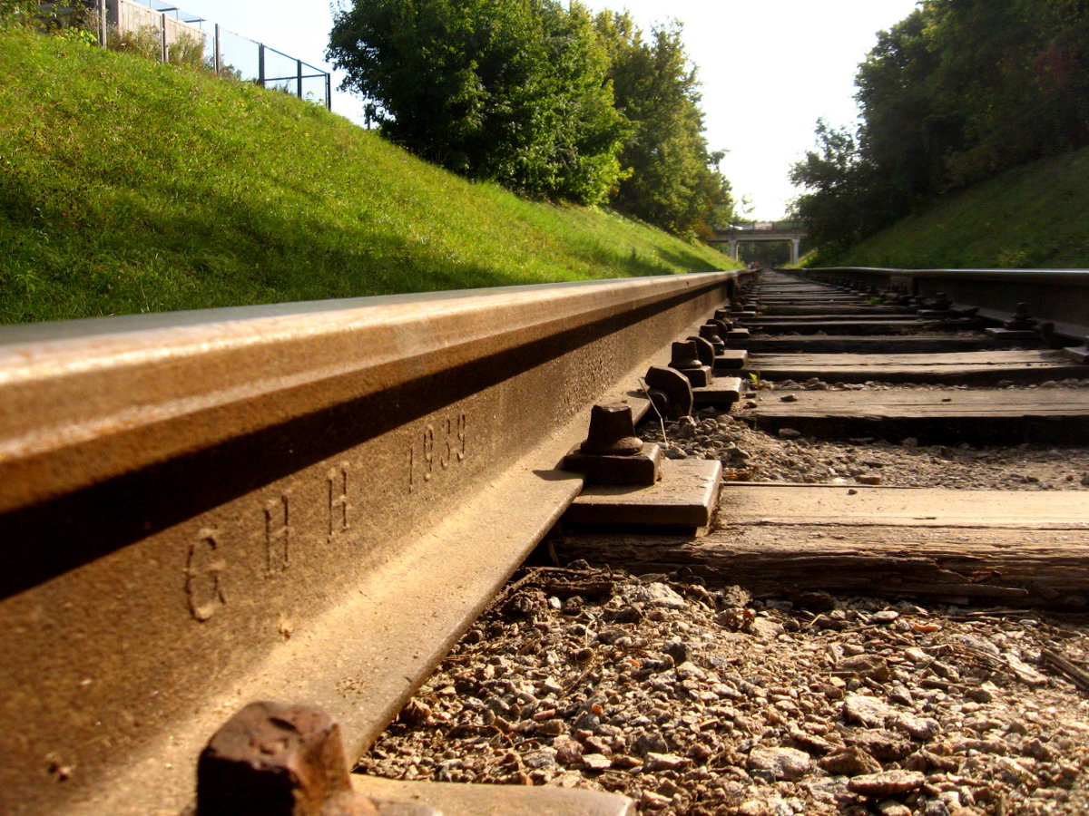 Залізничника, який намагався пустити «під укіс» потяг на Дніпропетровщині, відправили за ґрати на 15 років