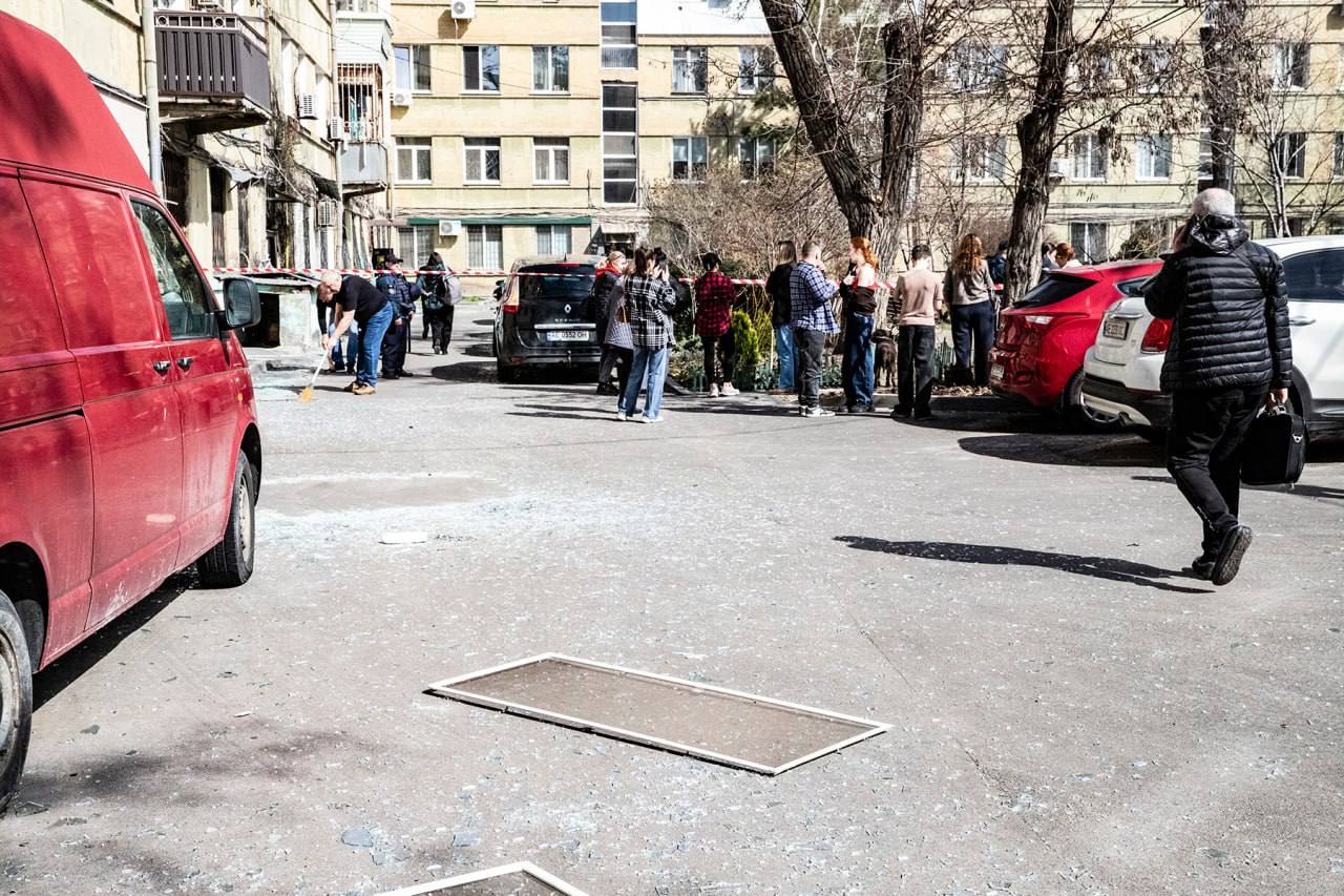 Ворожим ударом у середмісті Дніпра пошкоджено близько семи багатоповерхівок й гімназію