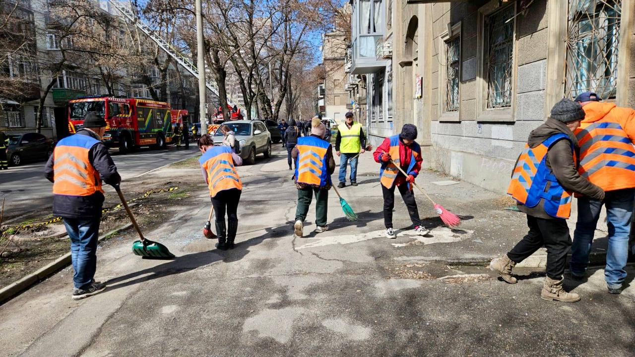 Ворожим ударом у середмісті Дніпра пошкоджено близько семи багатоповерхівок й гімназію