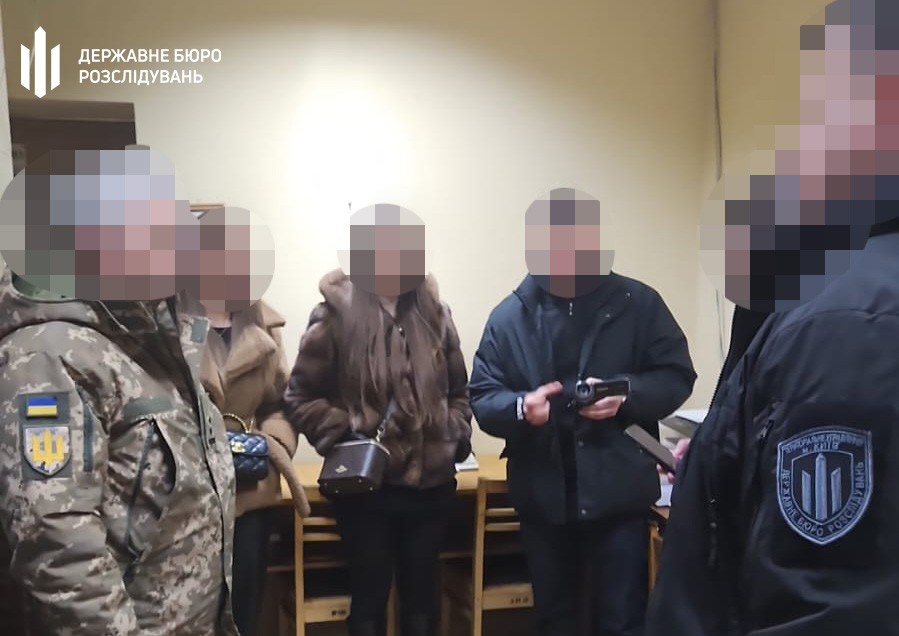 У київських ТЦК заробляли на “ухилянтах”, використовуючи дитину як кур’єра