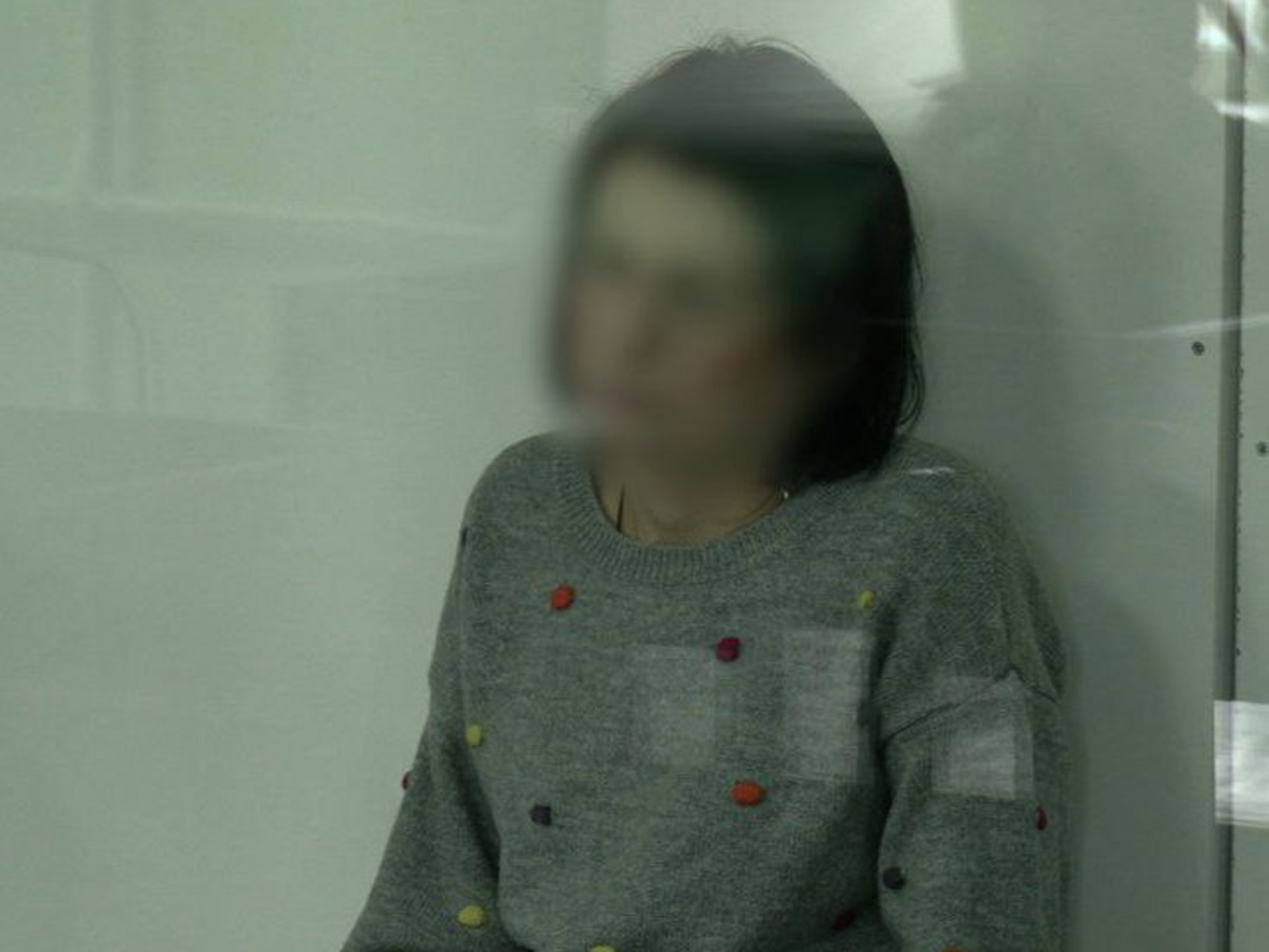Висміювала на кладовищі загиблих воїнів та чекала знищення міста: секретарка суду Чернігова отримала 10 років тюрми