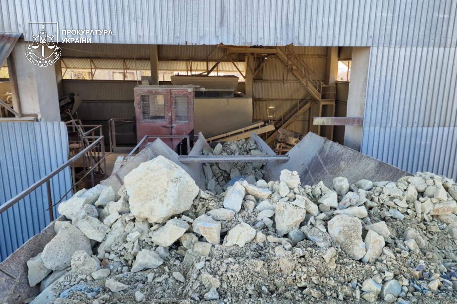 На Закарпатті керівник заводу організував незаконний видобуток цеоліту