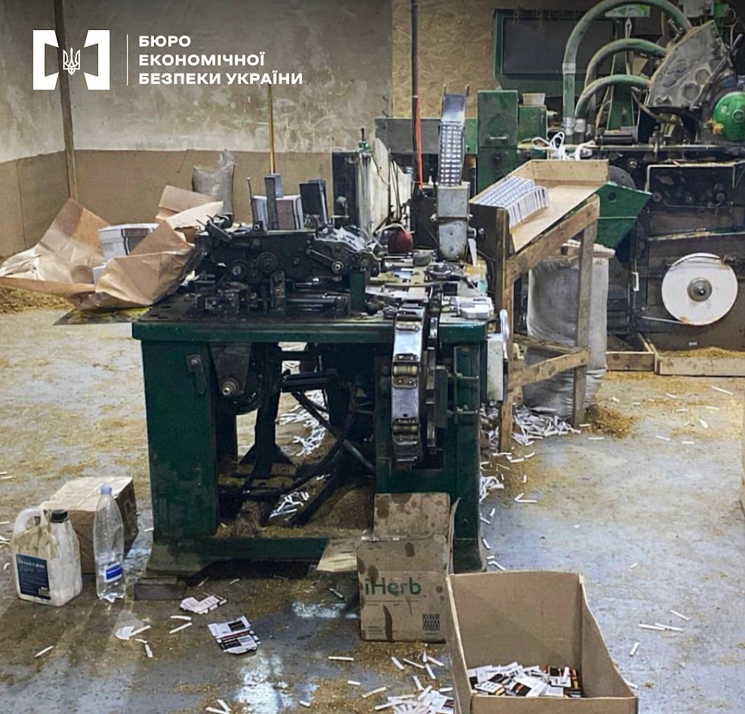 Мешканець Дніпропетровщини зі спільниками організував підпільну фабрику сигарет в Умані