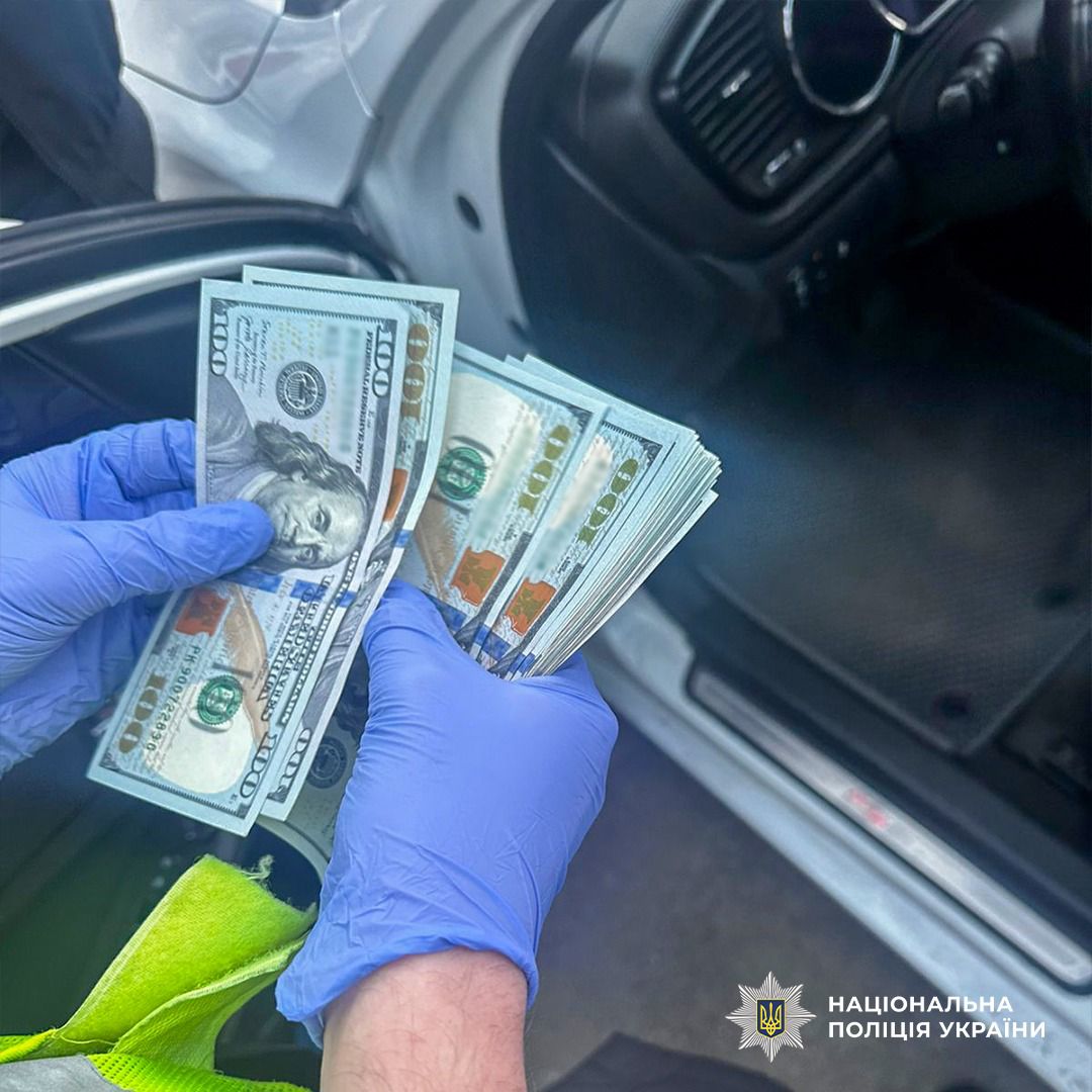 Співробітники столичного університету за 6 тисяч доларів обіцяли посаду адміністратора університетського кафе з подальшим бронюванням