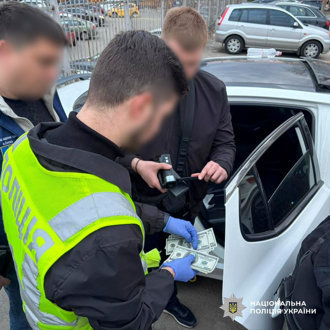 Співробітники столичного університету за 6 тисяч доларів обіцяли посаду адміністратора університетського кафе з подальшим бронюванням