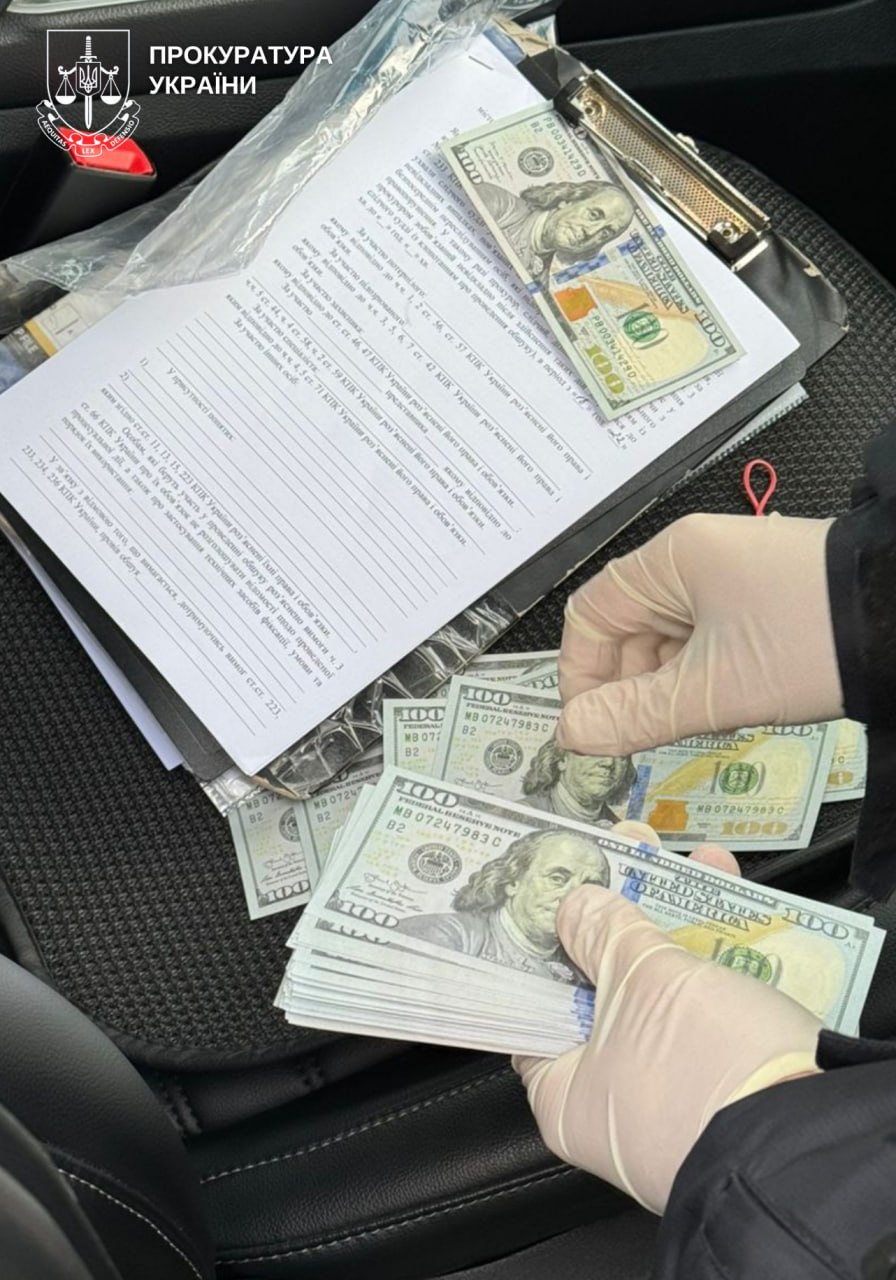 Адвокат з Вінниці вимагав $7000 хабаря у свого клієнта-військовослужбовця