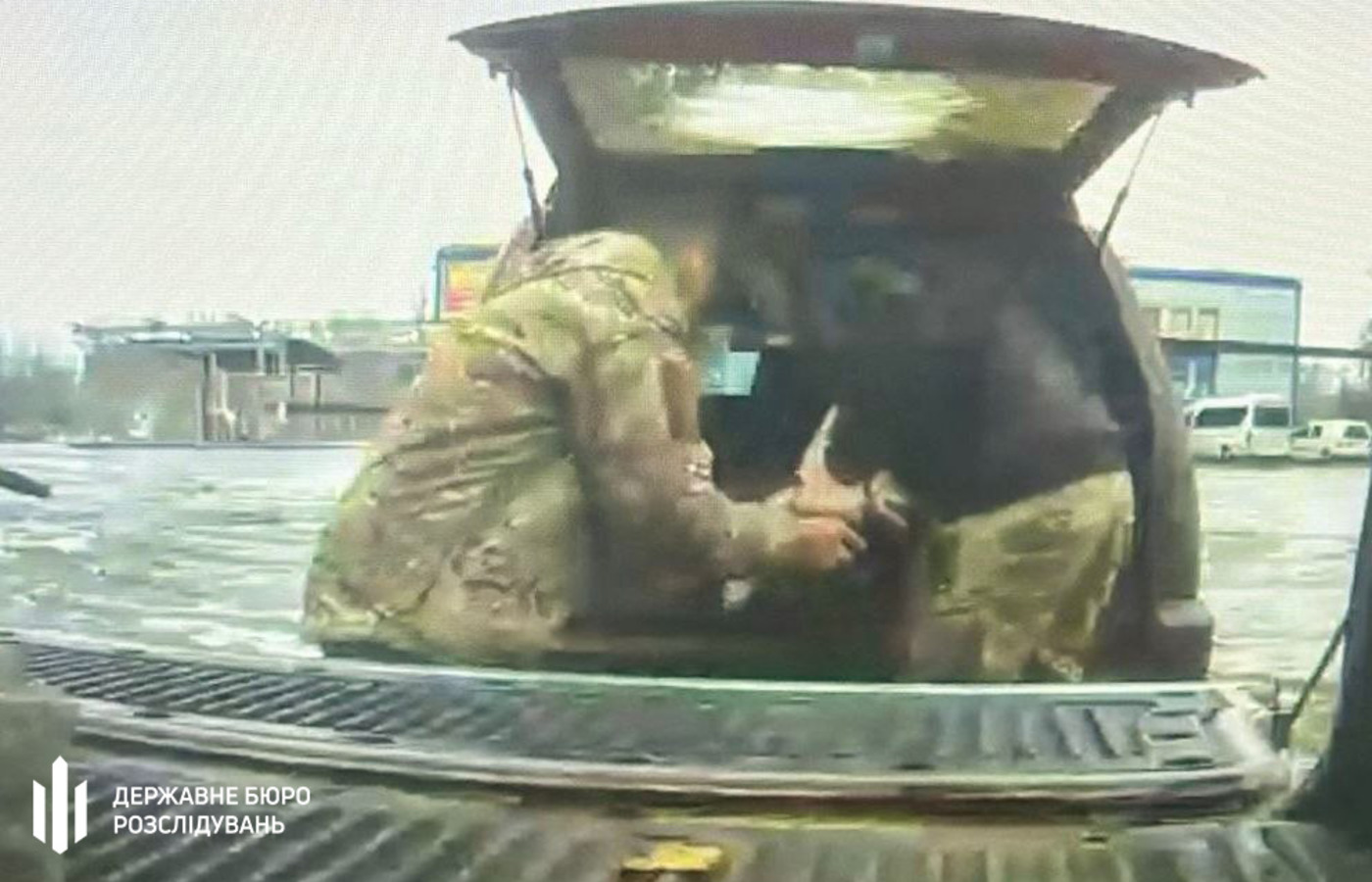 Працівники ДБР затримали інструктора військової частини під час спроби продажу зброї та боєприпасів