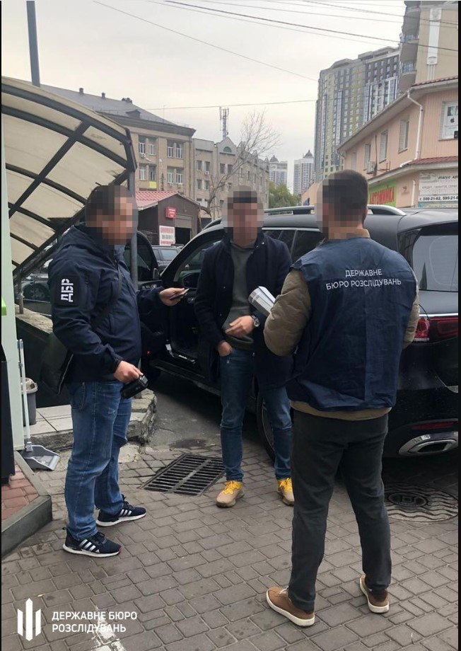 Столичний адвокат хотів переписати на себе елітні квартири