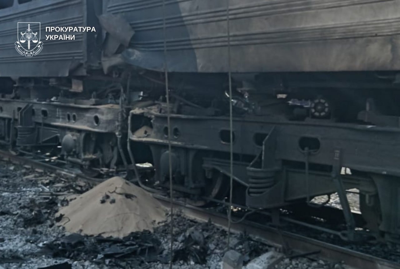 Росіяни вдарили безпілотником по Дніпру: двоє поранених