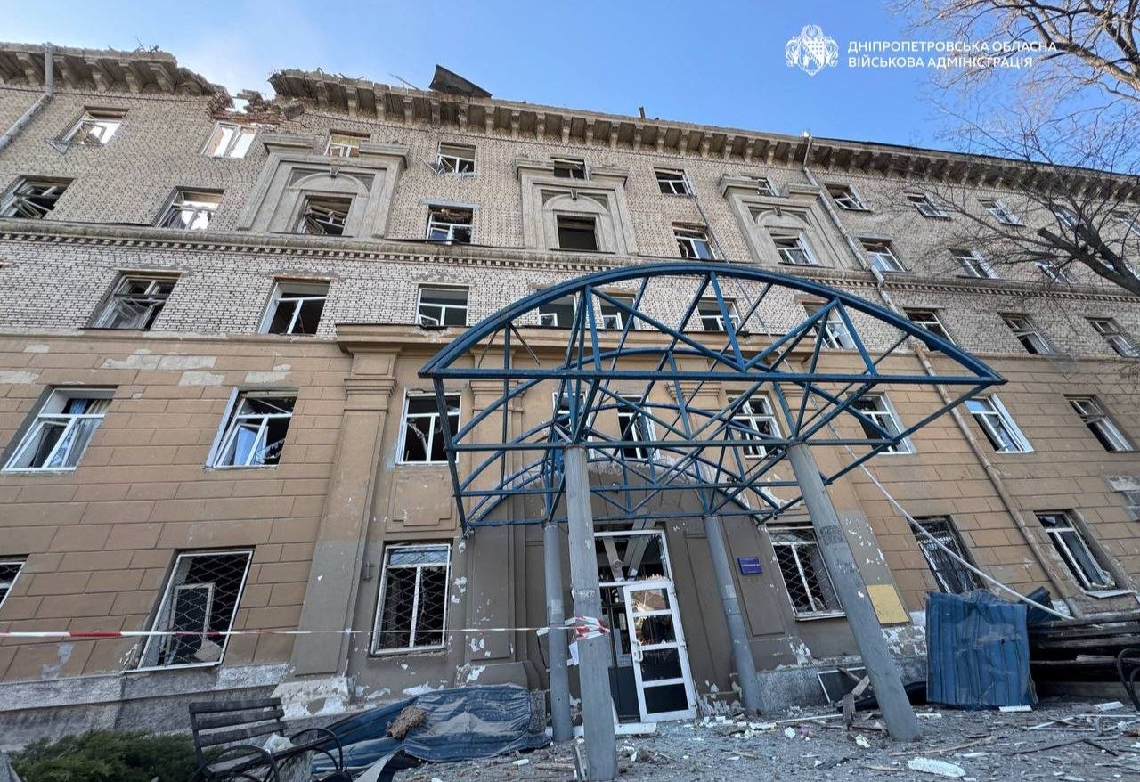 Ворог атакував ракетами Дніпро: пошкоджені будівлі, є поранені