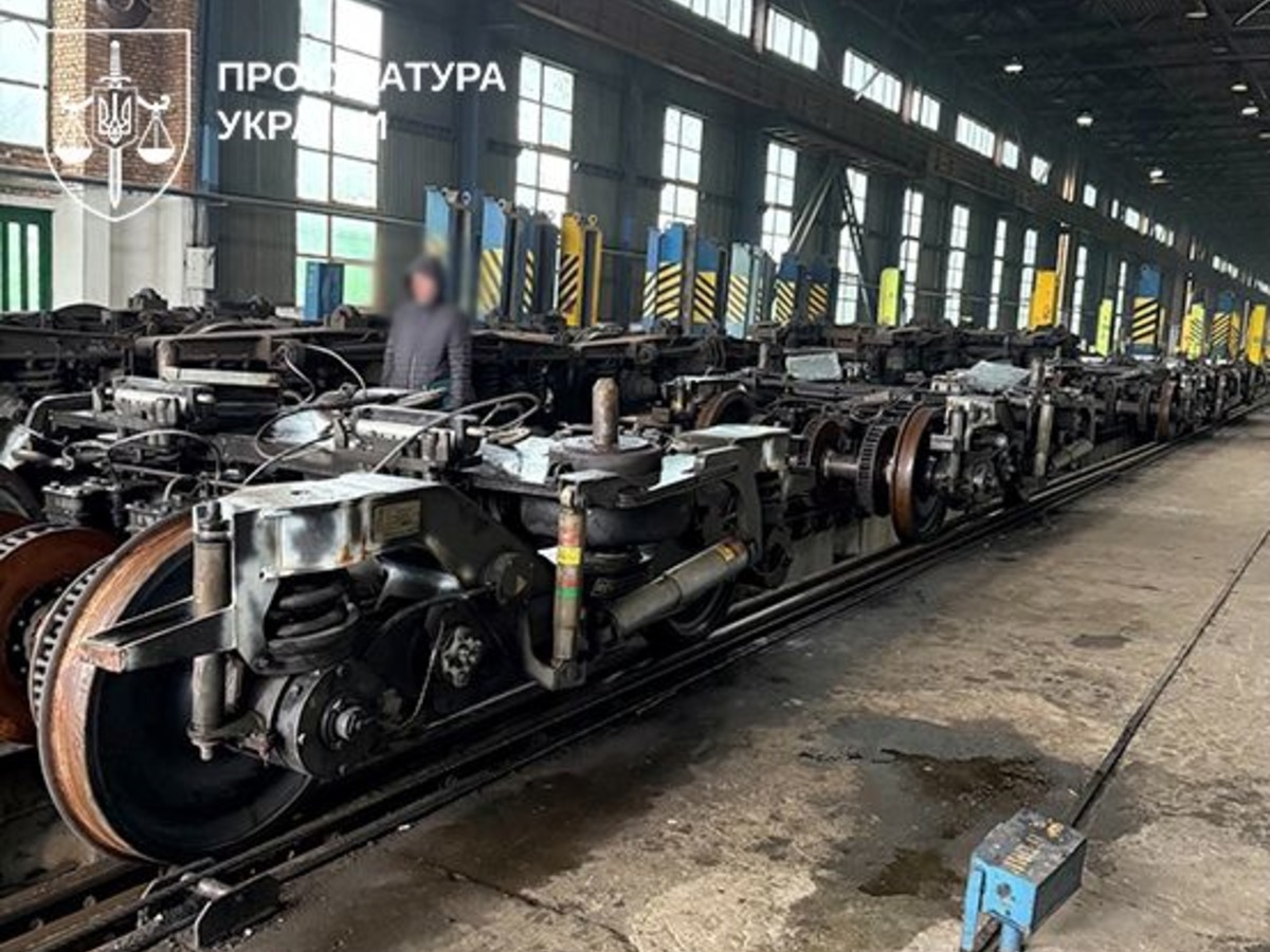 Тріщини замість десятиліть служби: керівництво вагонобудівного заводу “заробило” мільйони на постачанні неякісних вагонів для “Укрзалізниці”