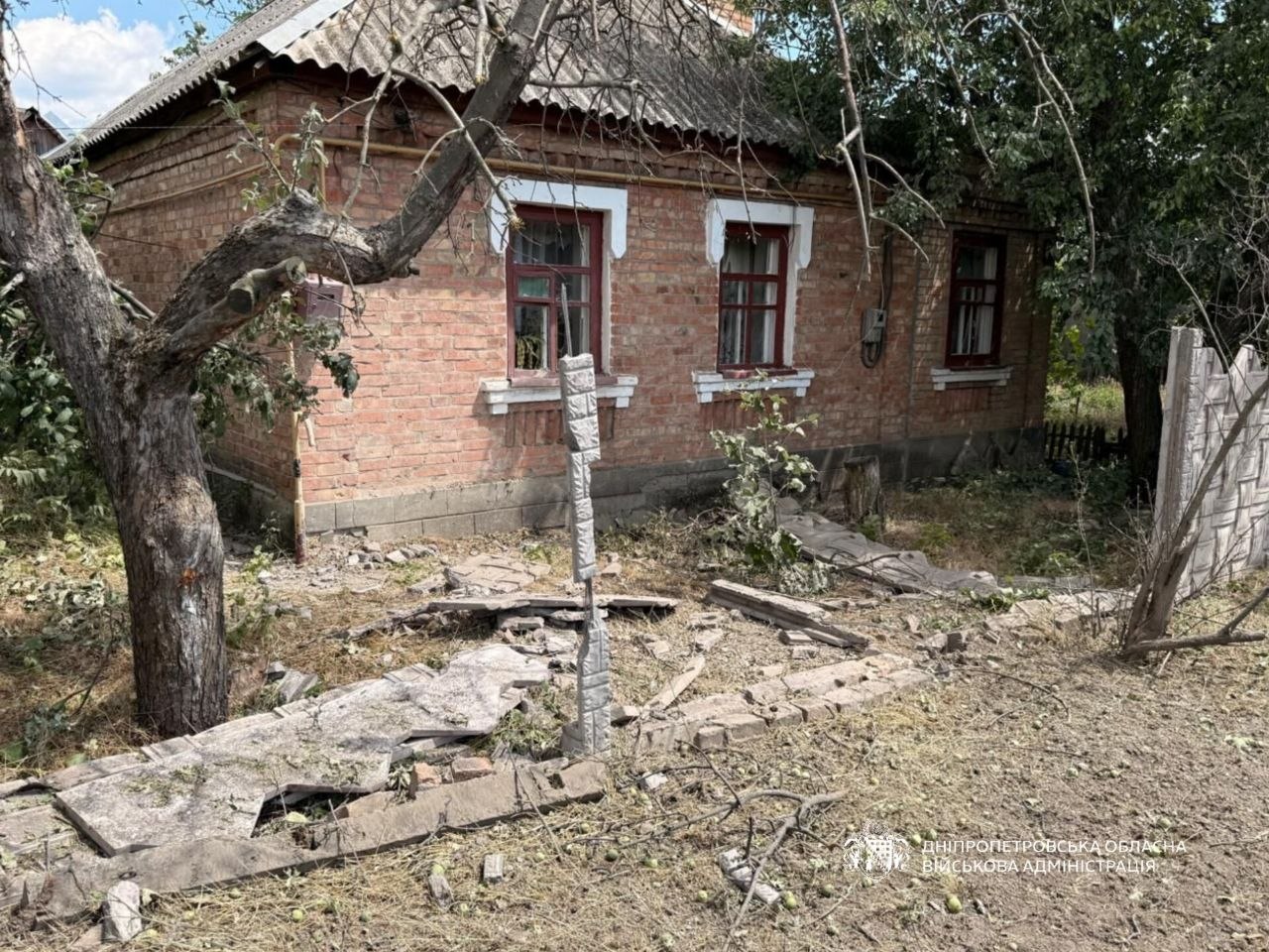 Росіяни понад 40 разів атакували Дніпропетровщину: поранені двоє людей, пошкоджені будинки та інфраструктура
