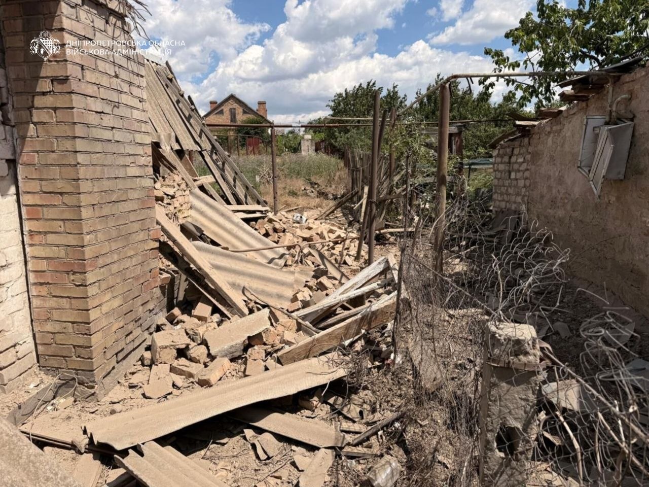 Росіяни понад 40 разів атакували Дніпропетровщину: поранені двоє людей, пошкоджені будинки та інфраструктура