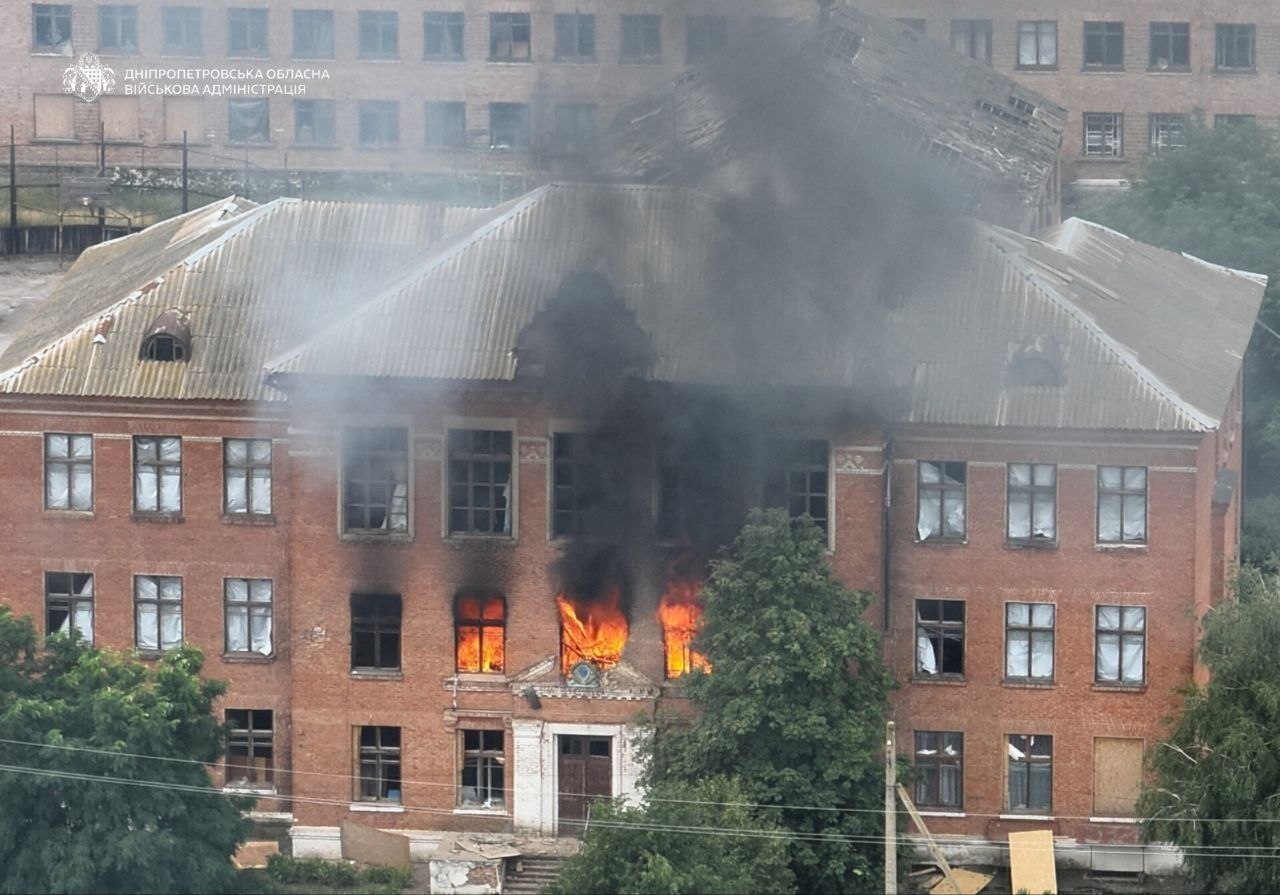 Ворог понад 30 разів атакував Дніпропетровщину: поранені п’ятеро людей, пошкоджені дитсадок і училище
