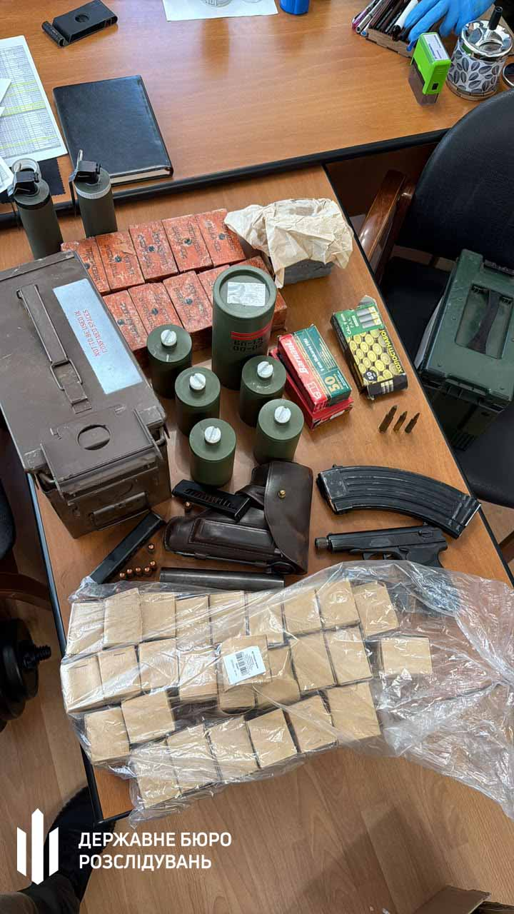 На Київщині виявили великий арсенал зброї, боєприпасів та вибухівки під час розслідування зловживань командира військової частини