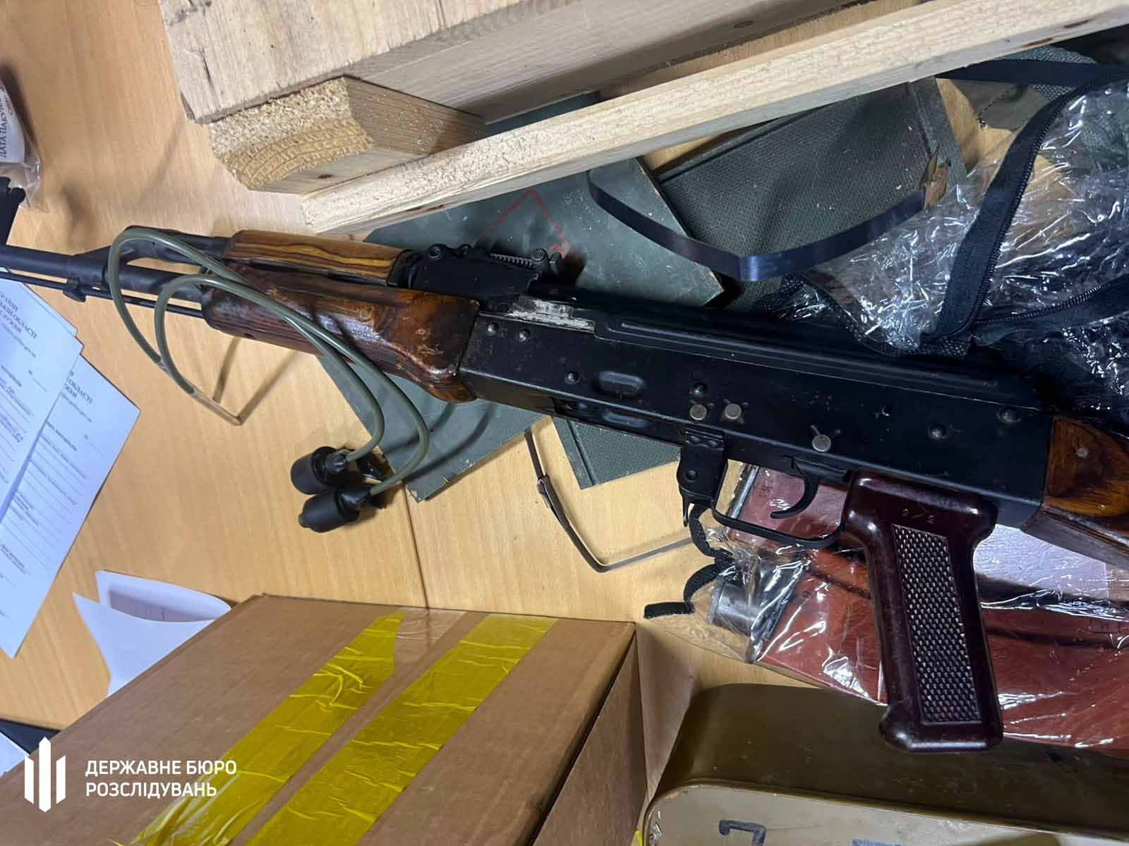 На Київщині виявили великий арсенал зброї, боєприпасів та вибухівки під час розслідування зловживань командира військової частини