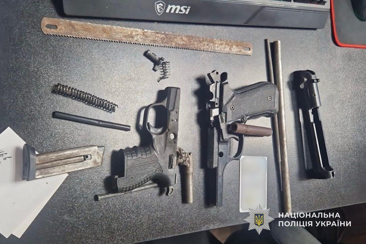 На Криворіжжі чоловік продавав зброю: поліція вилучила пістолети та гроші