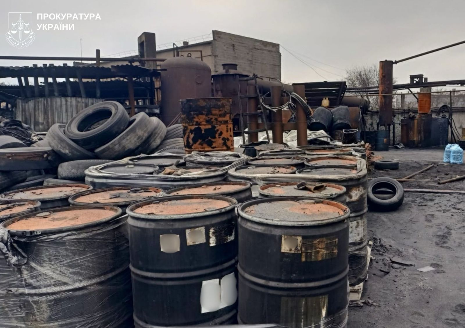 У Запоріжжі судитимуть учасників ОЗГ за незаконне виробництво пального з шин та забруднення довкілля на 12,6 млн грн