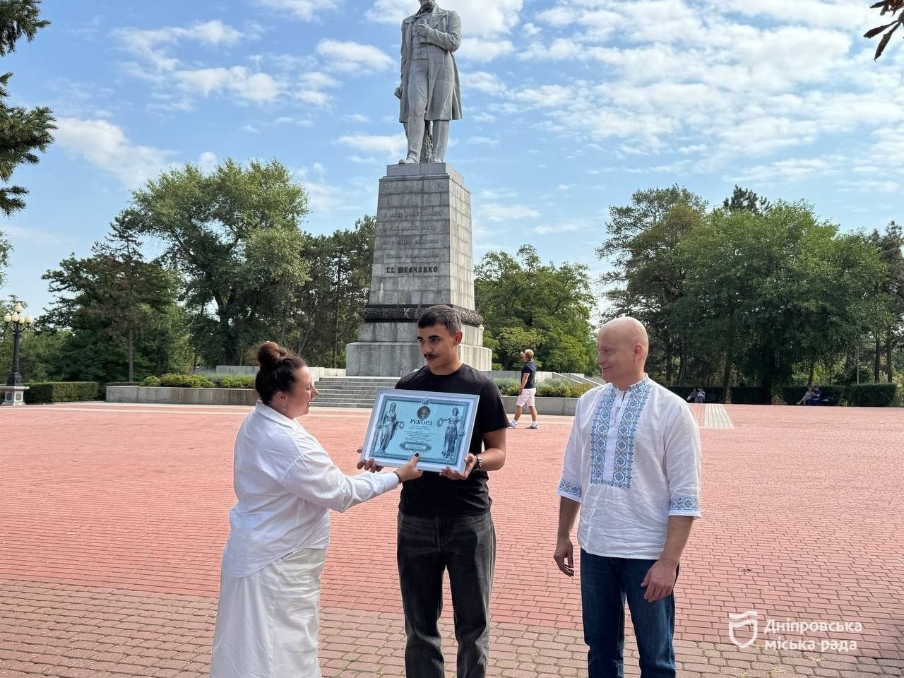 Найбільший маруновий берет для Шевченка та тисячі «Тарілок щастя»: як Дніпро відзначає День міста
