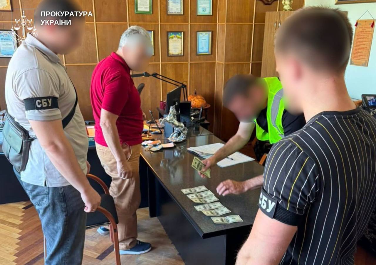 На Житомирщині головлікар вимагав $4000 у військового за фіктивну інвалідність
