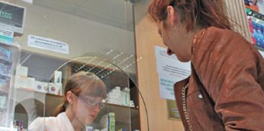 Коронавирус в Днепре: лекарства в аптеках предлагают продавать через окошки