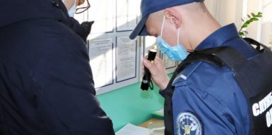Жители Днепра пронесли рекордное количество запрещенных предметов в суд: фото
