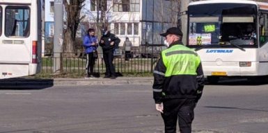 Карантин в Украине: очереди в Киеве, Львове и Днепре (видео, фото)