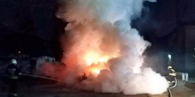 В Днепре ночью горели автомобили: видео