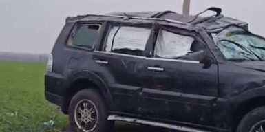 По дороге на работу днепровский спасатель вытащил семью из разбитой машины
