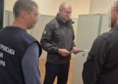 Побили та погрожували вбити: на Дніпропетровщині троє поліцейських забрали у чоловіка криптовалюту і готівку на $68 тисяч