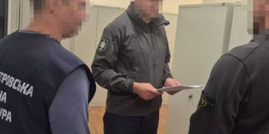 Побили та погрожували вбити: на Дніпропетровщині троє поліцейських забрали у чоловіка криптовалюту і готівку на $68 тисяч