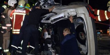 В Днепре на Набережной Победы спасатели вырезали водителя и пассажира из разбитой машины: фото
