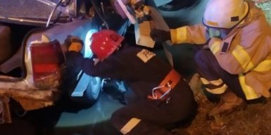 В Днепре легковушка попала под прицеп грузовика (фото, видео)