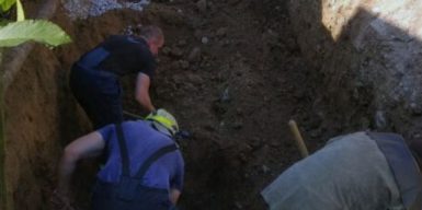 На Днепропетровщине мужчина задохнулся под землей: видео