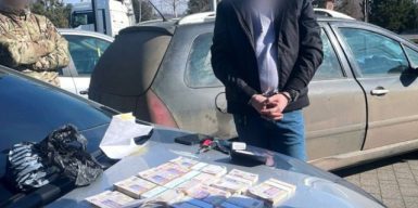 На Закарпатті оштрафували посадовця ТрО, який взяв $10 тис. за переведення військового у тил