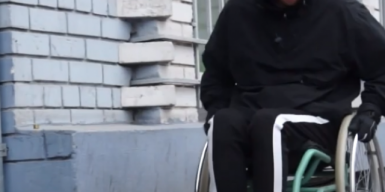 Главный урбанист Днепра проверил, как живется людям с инвалидностью: видео