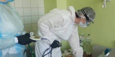 В Днепре спасают от коронавируса женщину с онкологией и ее мужа