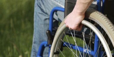Люди, прикованные к креслам-коляскам, получили права велосипедистов