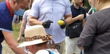 «Слуга народа» Тищенко привез жителям взорвавшегося киевского дома лимоны