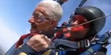 На Днепропетровщине дедушка, который метает топоры, прыгнул с парашютом: видео