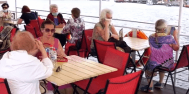 В Днепре пенсионеры могут бесплатно поплавать на теплоходе: видео
