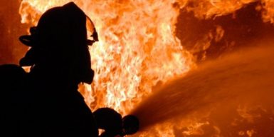 В Днепре сгорел киоск с шаурмой: пострадал человек