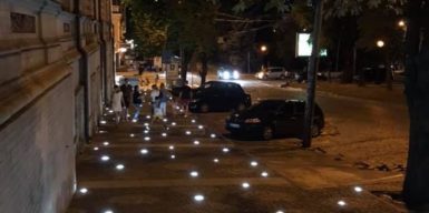 В центре Днепра оригинально подсветили тротуар: фото