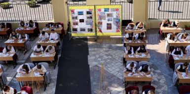 В Днепре проводят уроки для школьников на улице: фото