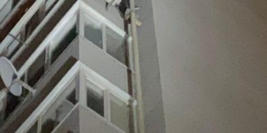 В Днепре мужчина залез на 16 этаж по газопроводу ради любимой: фото