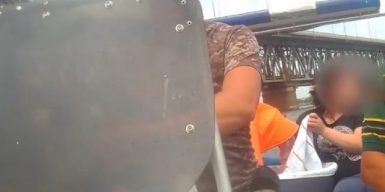 В Днепре женщину с маленьким ребенком бросили на острове: видео